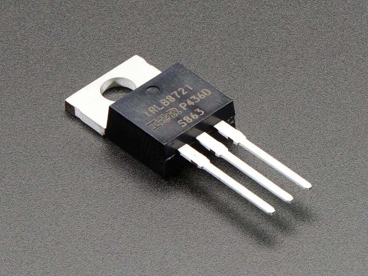 Transistor electrónico delicado en un fondo gris