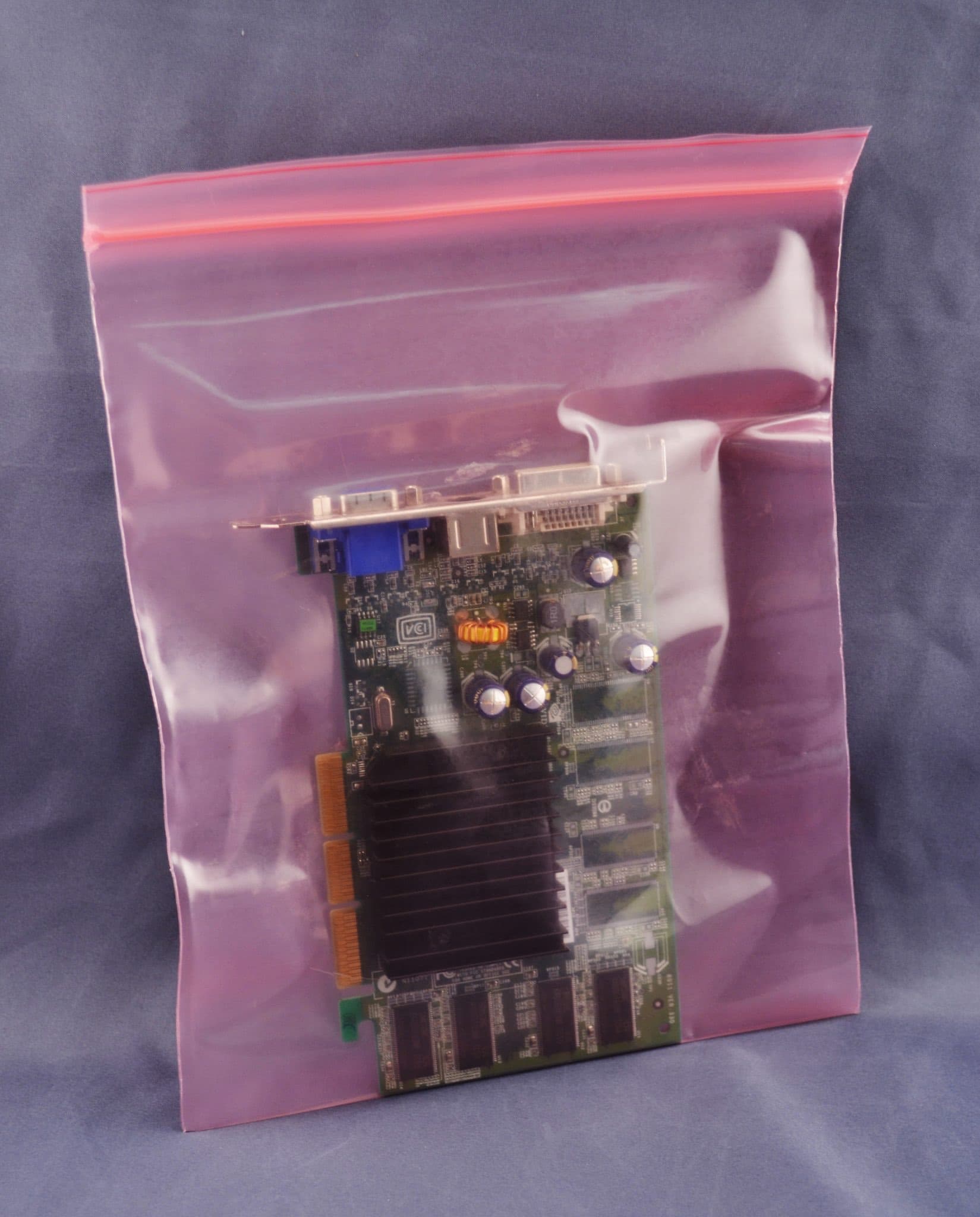 Bolsa de tipo plástica de PREMCO protegiendo un componente electrónico