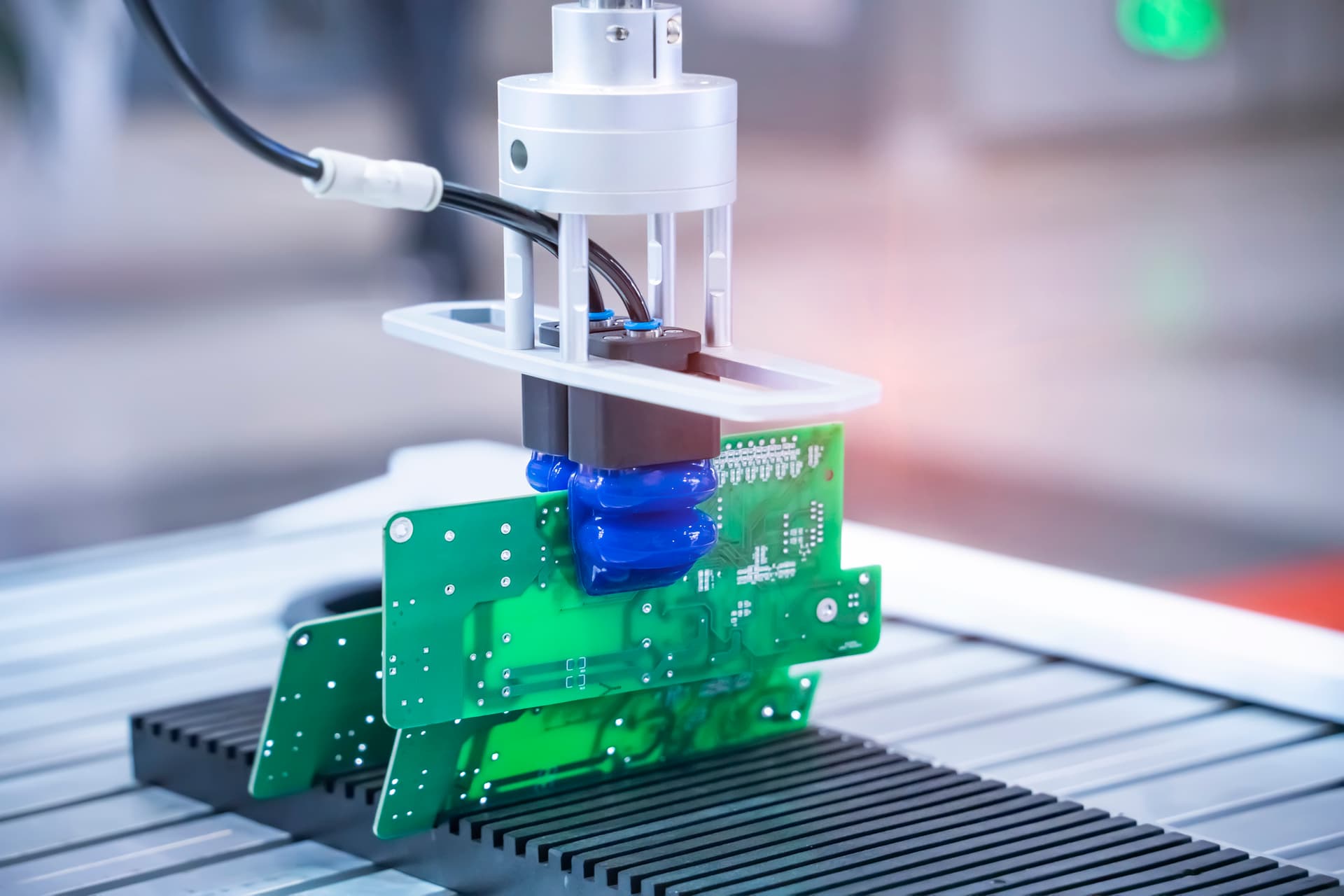 Máquina procesando una placa electrónica