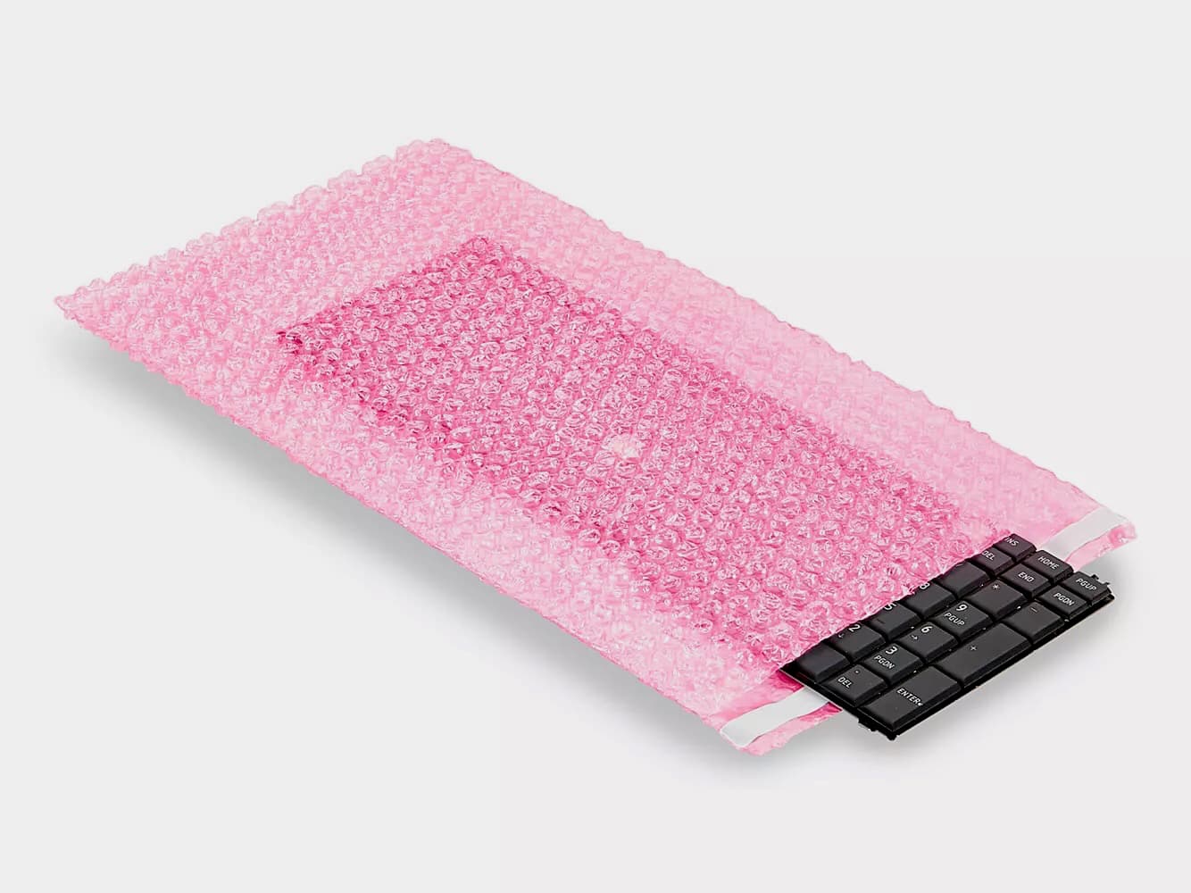 Tarjeta de circuito impreso parcialmente protegida por una bolsa de burbuja ESD rosa de PREMCO, mostrando protección electrostática y física.