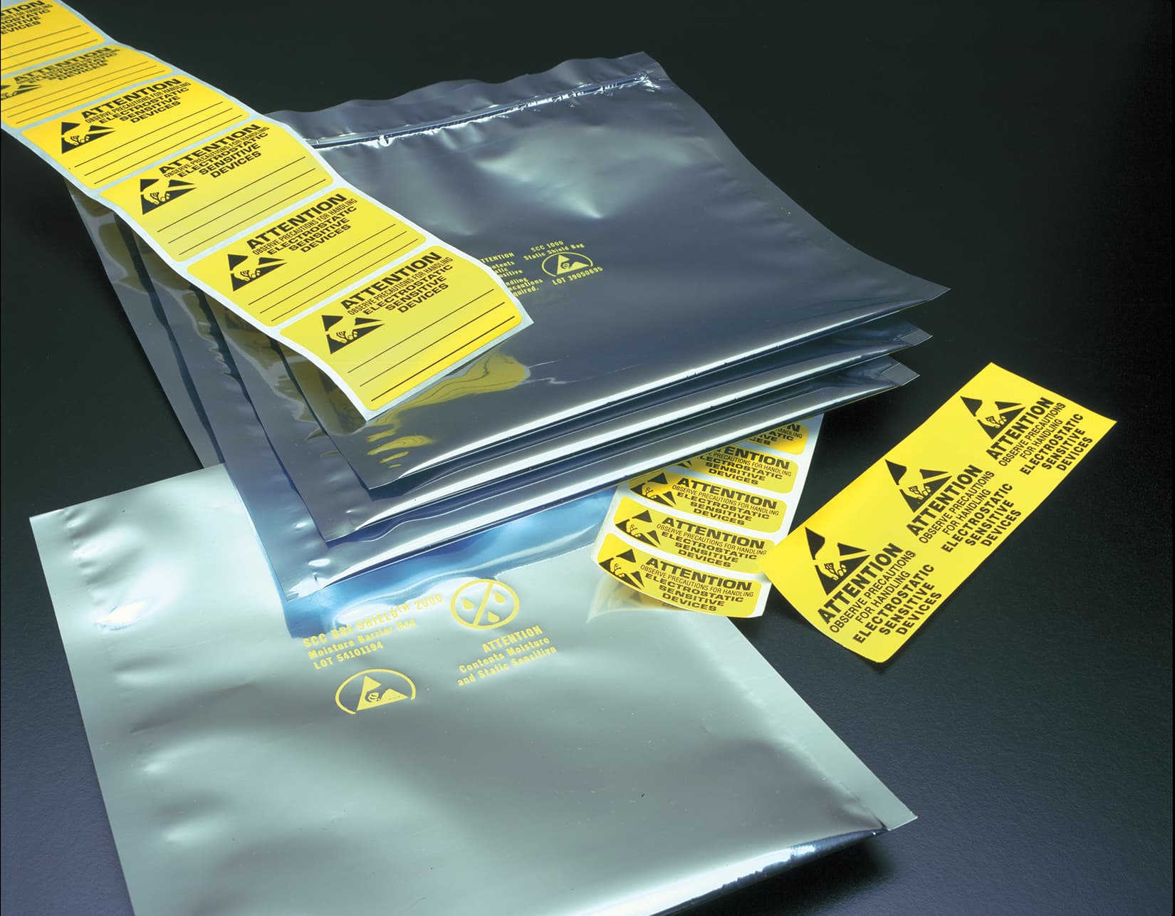 Bolsas amontonadas ESD metalizadas sobre una superficie