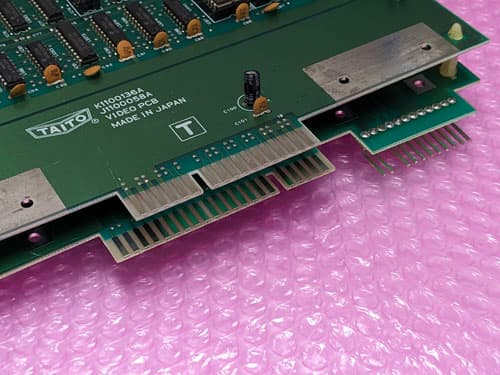 Bolsa ESD metalizada de PREMCO protegiendo un dispositivo electrónico