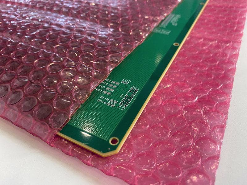 Bolsa ESD burbuja de PREMCO protegiendo una placa electrónica