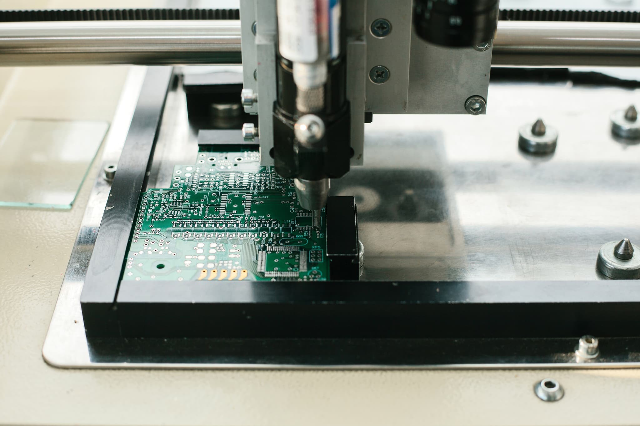 Placa de circuito impreso envuelta en una bolsa de burbuja ESD rosa de PREMCO.
