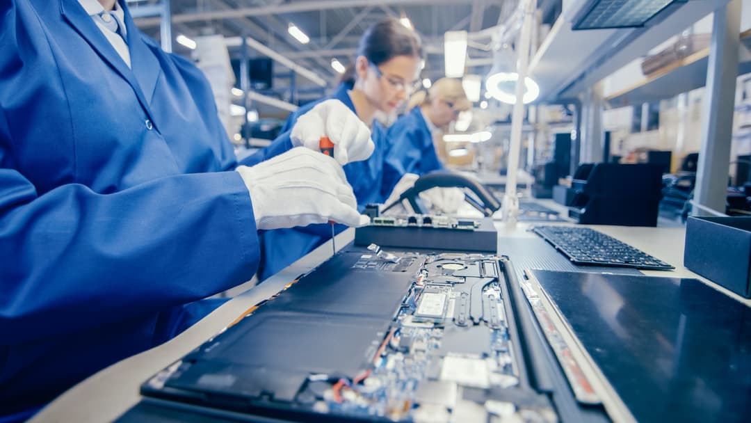 Industria de electrónicos empacando sus productos en bolsas ESD