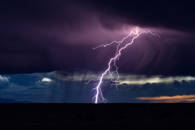 Rayo representado la electroestatica que afecta a los dispositivos electronicos