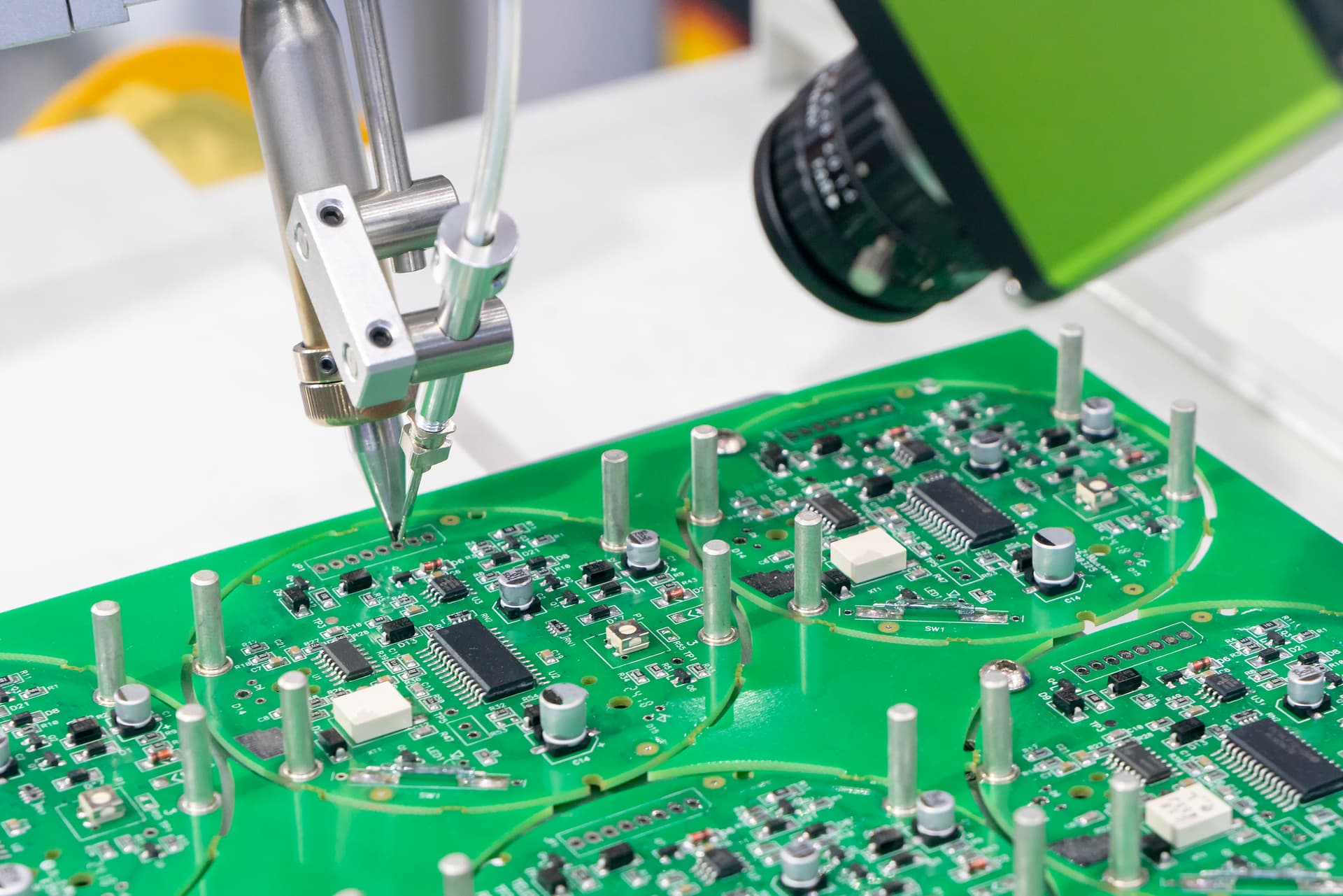 Placa electrónica siendo creada con precisión