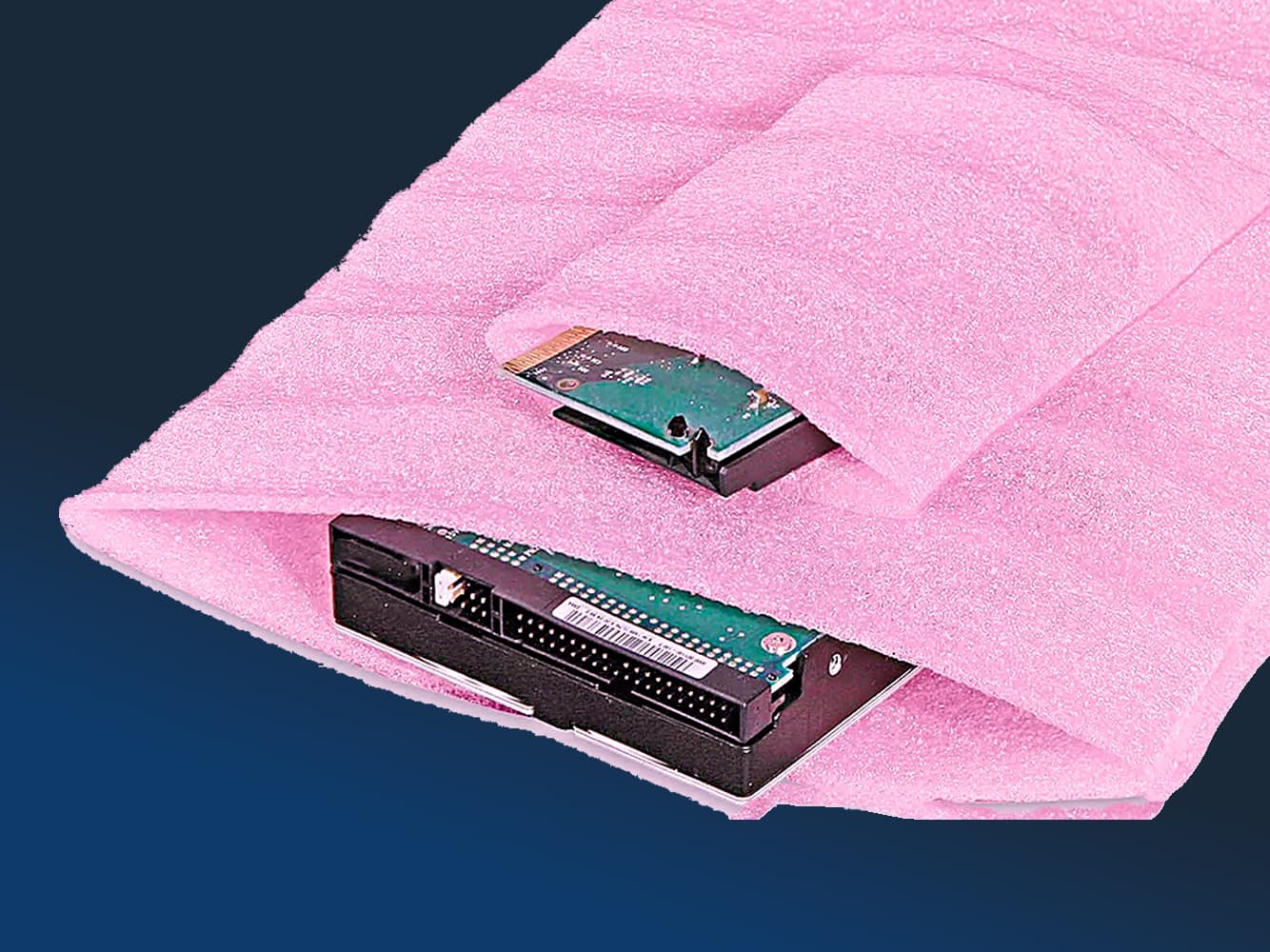 Ofrece una protección completa para tus dispositivos electrónicos con nuestras bolsas ESD FOAM, su material de espuma evita daños por golpes y descargas electrostáticas.