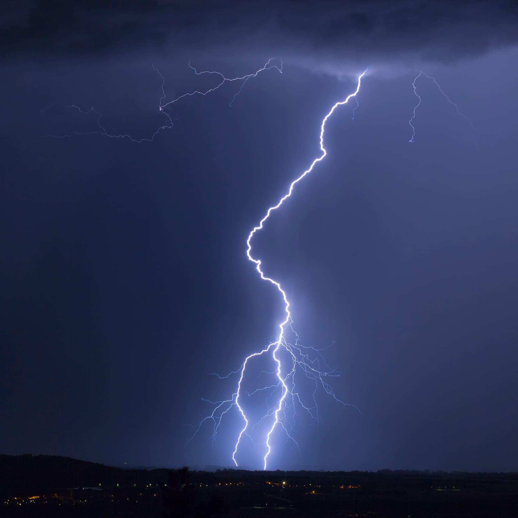 Relámpago haciendo referencia a la energía estática