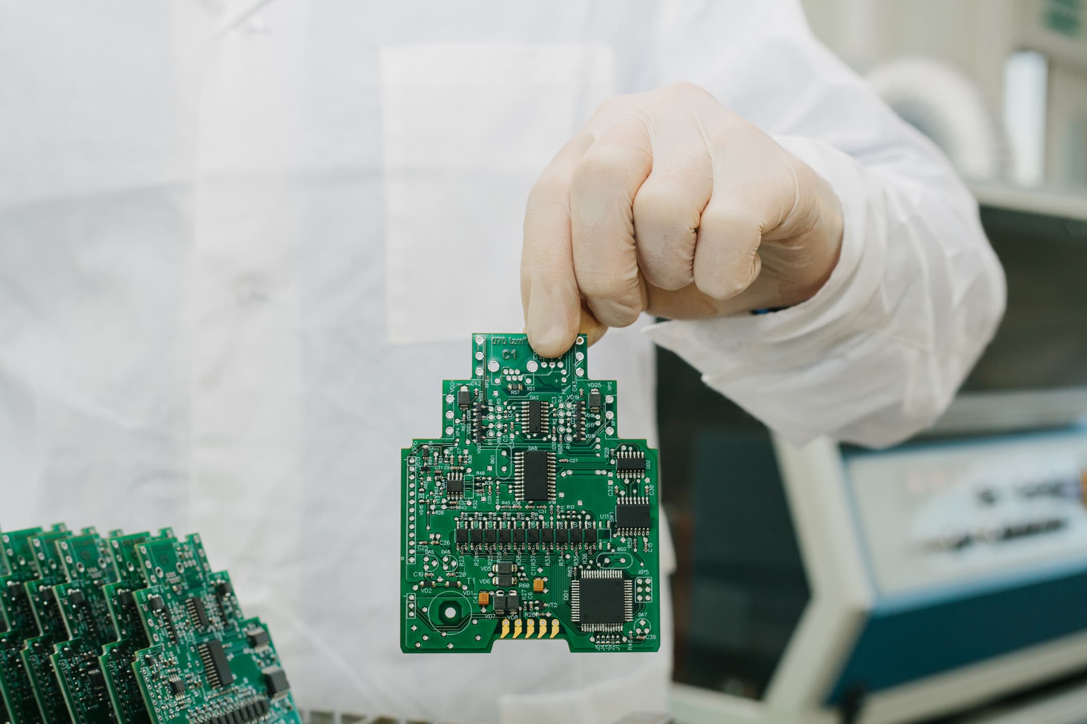 Hombre sosteniendo un componente electrónico en una industria