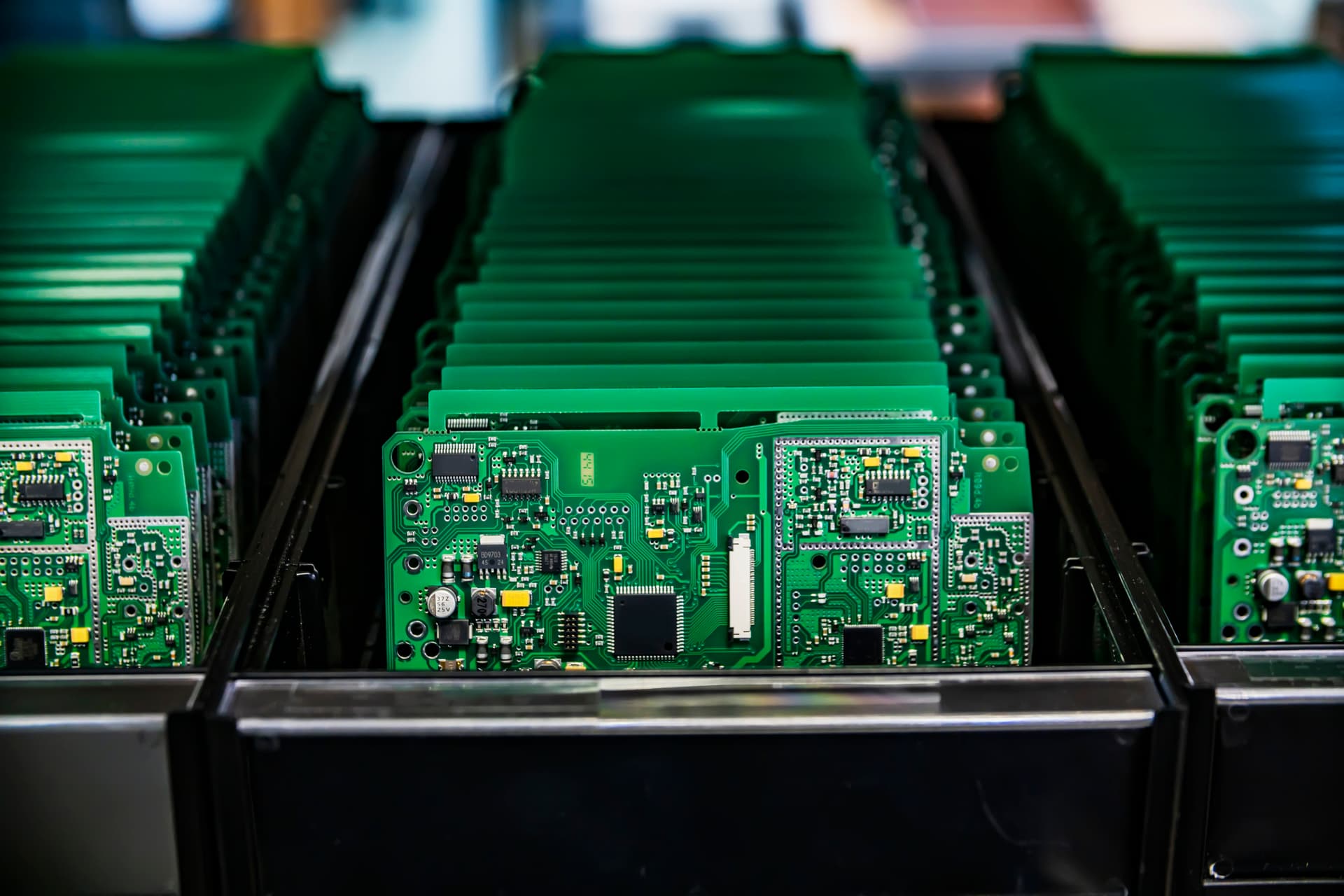 Inventario de componentes electrónicos en una industria esperando a ser embolsados por bolsas ESD de PREMCO