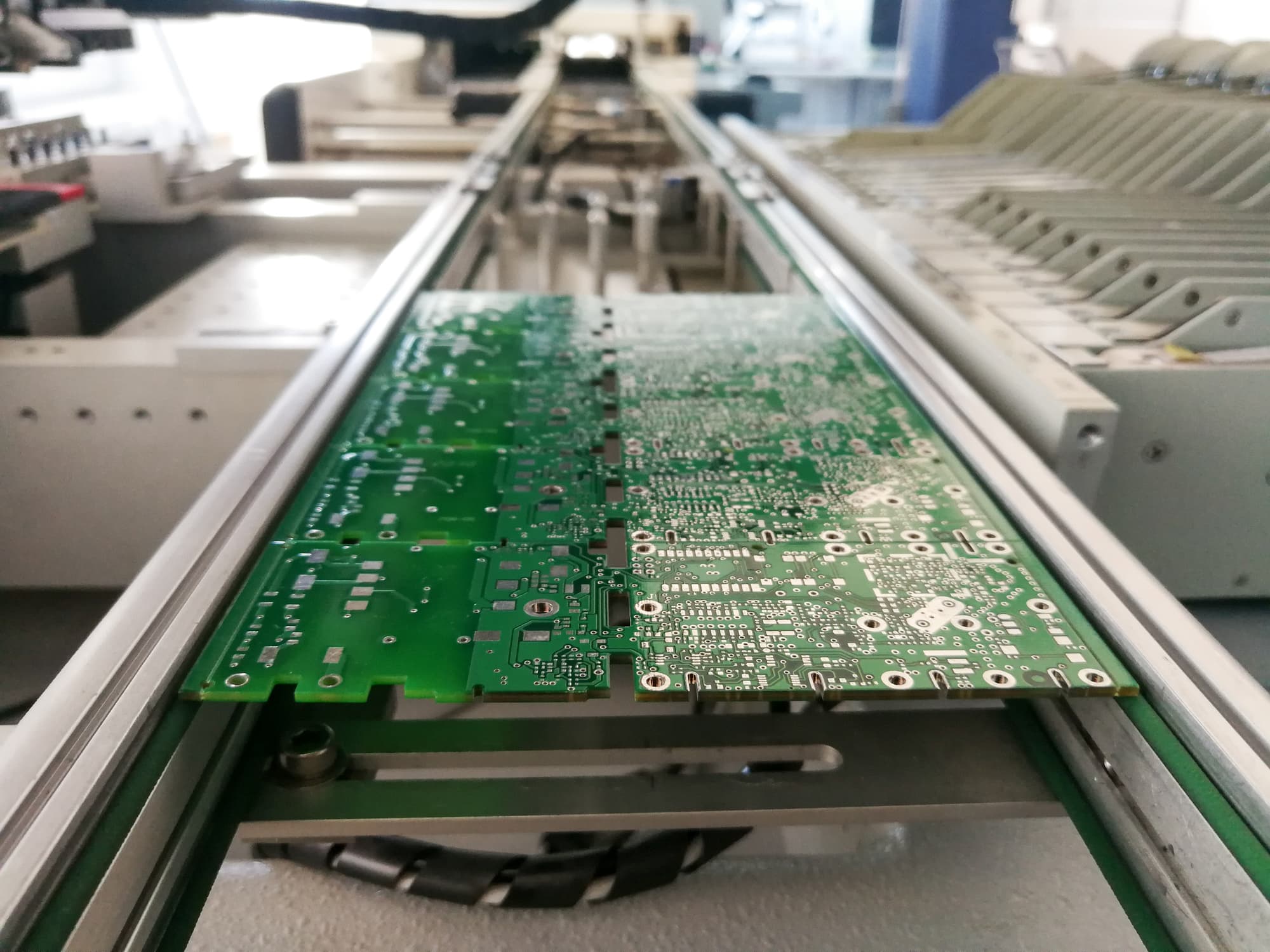 Máquina productora de componentes electrónicos en una industria