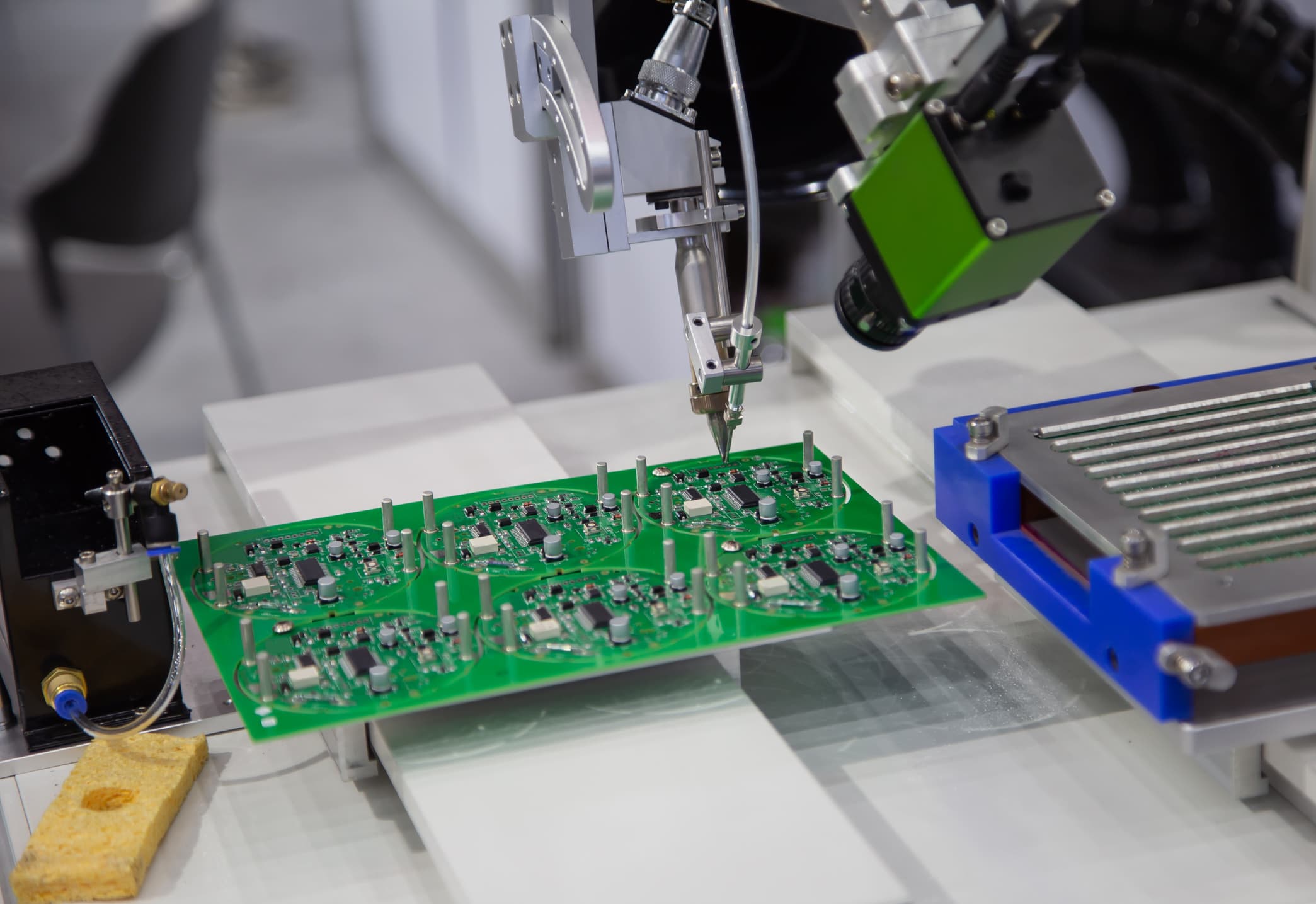 Máquina detallando una placa electrónica