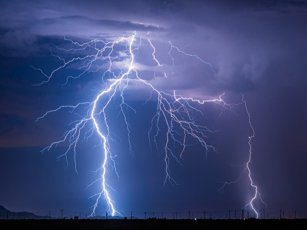 Rayos representando la electrostática en donde las bolsas PREMCO ESD son una eficaz protección