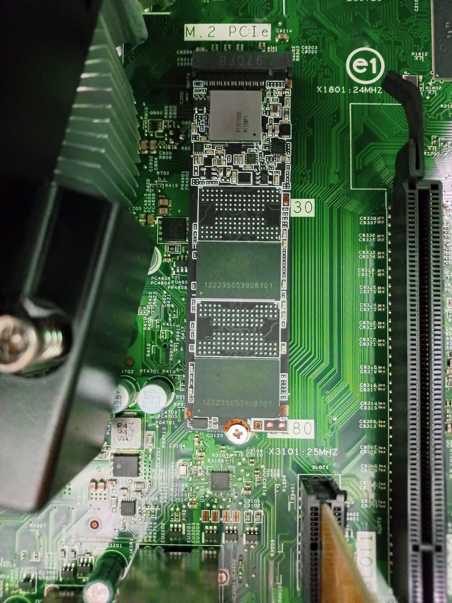 Placa electróncia siendo preparada para ser guardada en una bolsa ESD rosa de PREMCO para protegerla