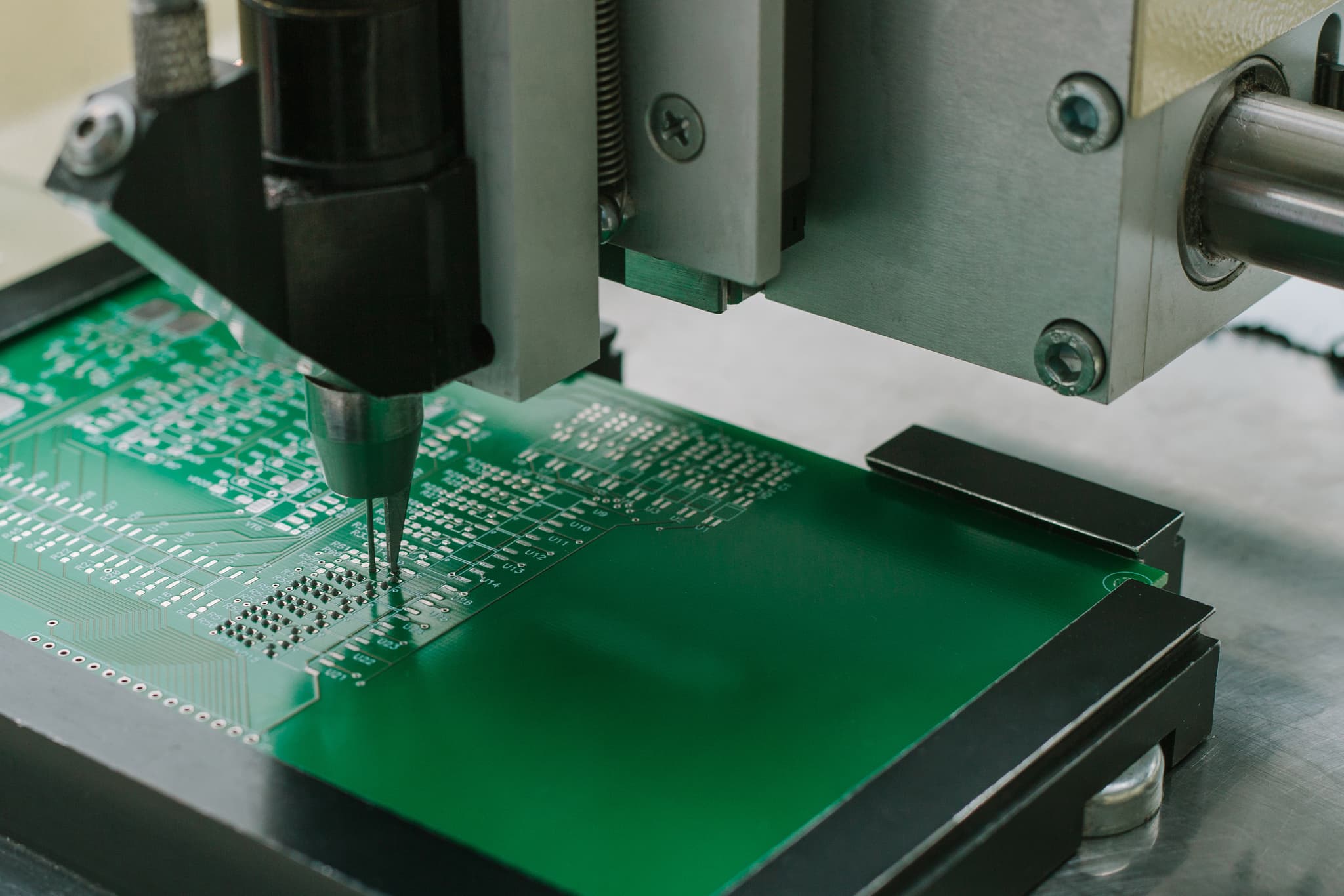 Máquina creando una placa electrónica