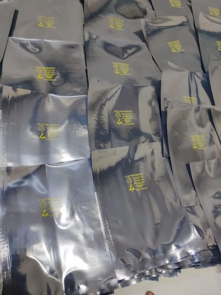 Bolsas ESD metalizadas de PREMCO amontonadas entre si