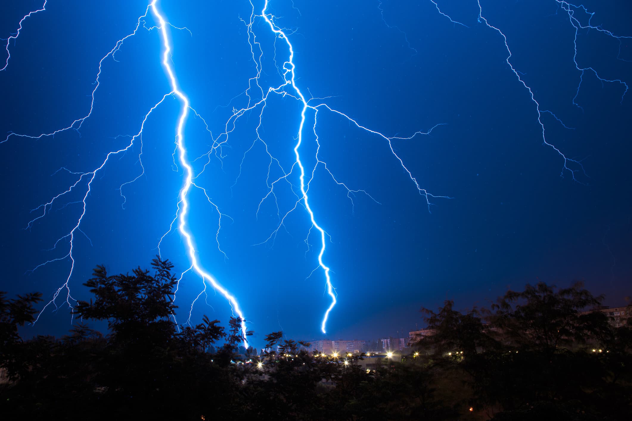 Rayo electrostático azul siendo dispersado