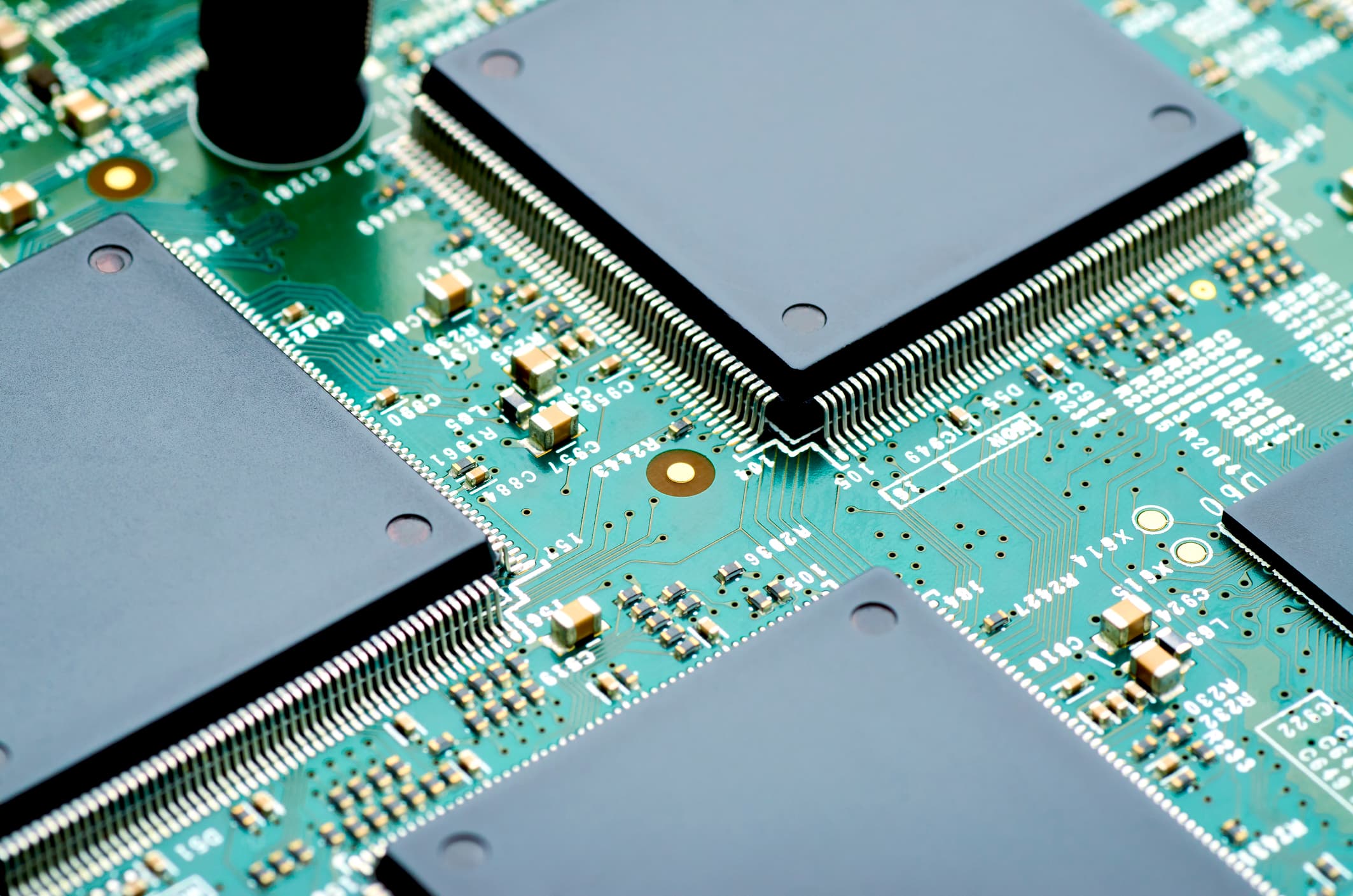 Primer plano de un circuito electrónico delicado