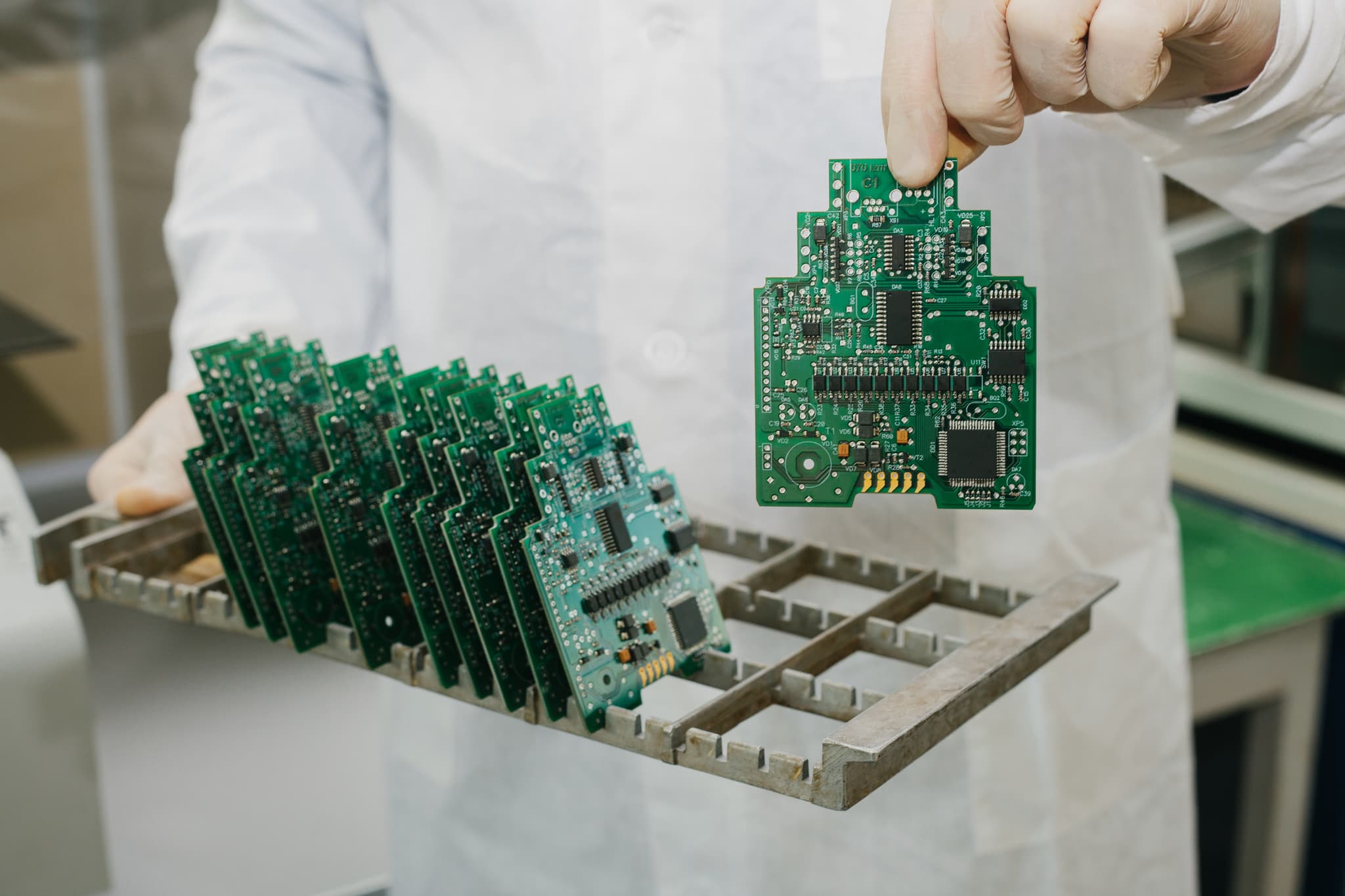 Componentes electrónicos apilados en una industria electrónica