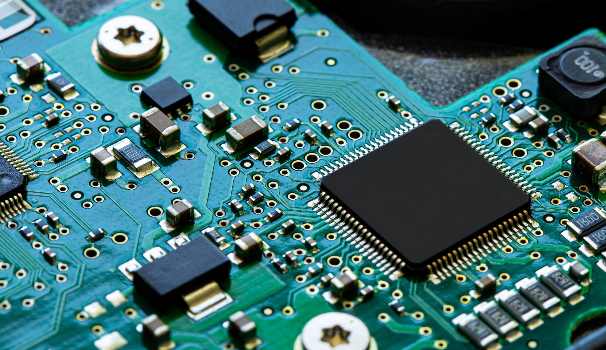 Acercamiento de una placa electrónica que puede ser protegida por una bolsa ESD de PREMCO